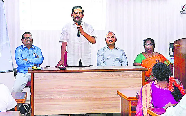 ఉద్యోగులు నైపుణ్యాలు మెరుగుపరుచుకోవాలి 