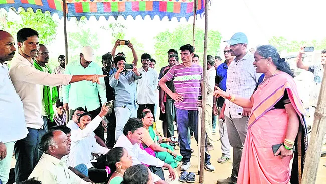 అన్నవరం బ్రిడ్జి నిర్మించాలని ధర్నా 