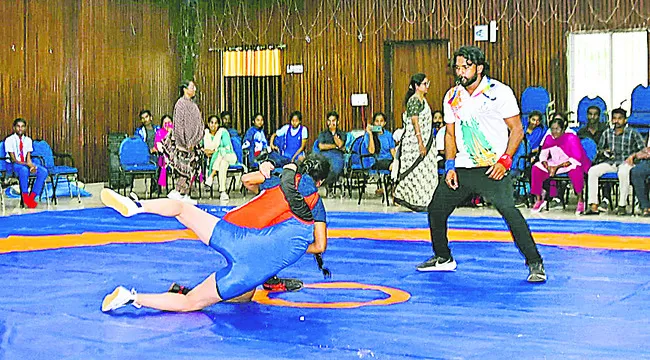 ‘నన్నయ’లో రెజ్లింగ్‌ పోటీలు 