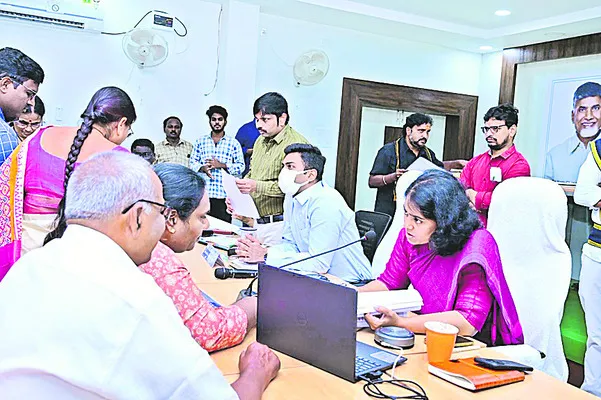 పీజీఆర్‌ఎస్‌కు 200కు పైగా అర్జీలు