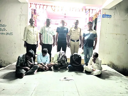 పేకాట స్థావరంపై  టాస్క్‌ఫోర్స్‌ దాడులు