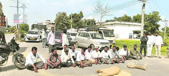 రోడ్డెక్కిన రైతన్న