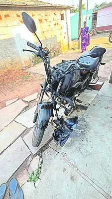 బైక్‌కు నిప్పంటించిన దుండగులు
