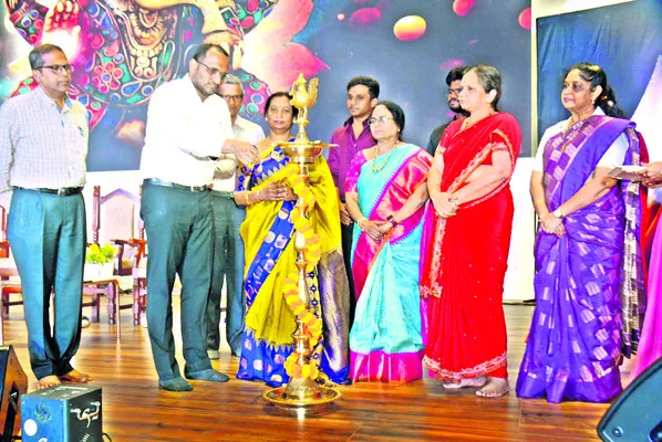 విద్యార్థులు ఉన్నత లక్ష్యాలను సాధించాలి