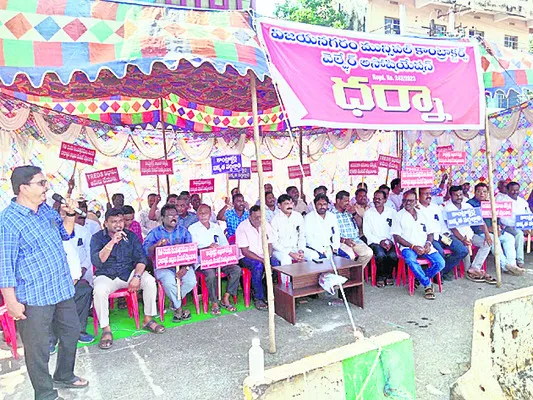 కూటమి తీరుపై కాంట్రాక్టర్ల ఆగ్రహం 