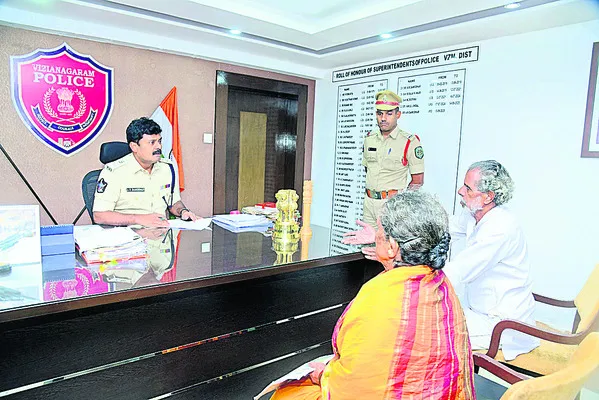 ఫిర్యాదుదారులకు చట్టపరిధిలో న్యాయం చేయాలి