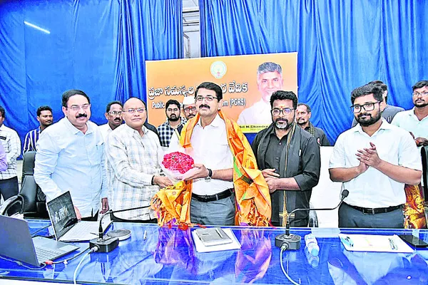 కలెక్టర్‌కు జిల్లా అధికారుల సత్కారం