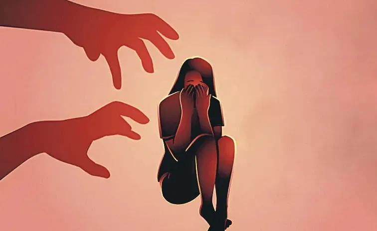 హాస్టల్‌ విద్యార్థులపై వాచ్‌మెన్ వికృత చేష్టలు