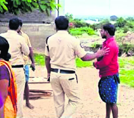 ఆకతాయికి దేహశుద్ధి 