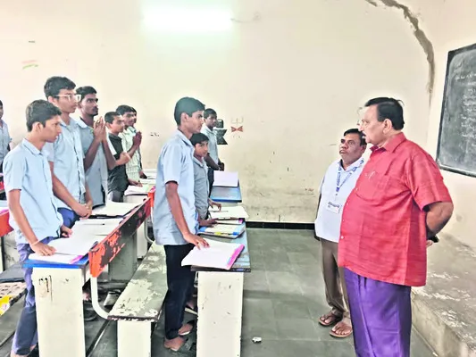 సమయపాలన పాటించాలి 
