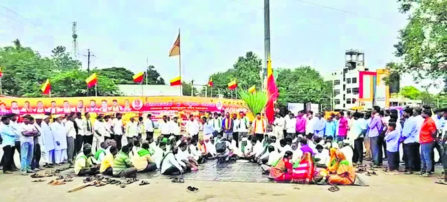 చెరుకు రైతుల ఆందోళన తీవ్ర రూపం 