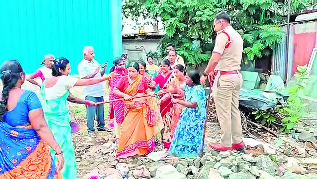 పోలీసుల ఎదుటే.. డిష్యుం..డిష్యుం 