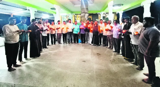 చెవిరెడ్డి పేరిట దండాయుధపాణికి అర్చనలు