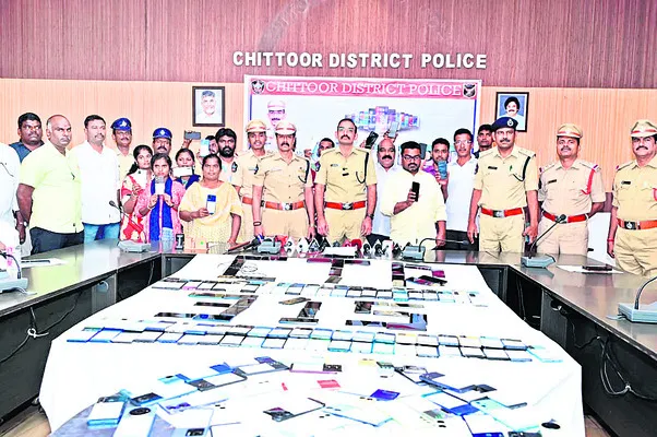 రూ.63 లక్షల విలువైన ఫోన్ల అప్పగింత 