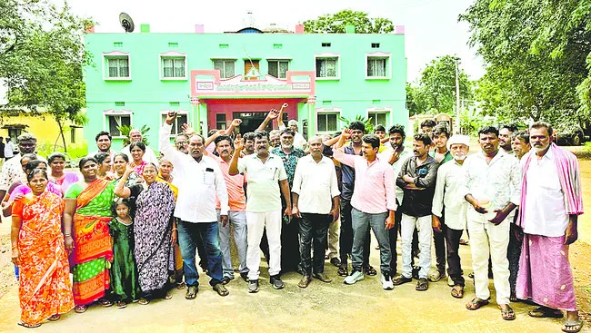 డీజే నిర్వాహకులపై ఎస్సై దాష్టీకం