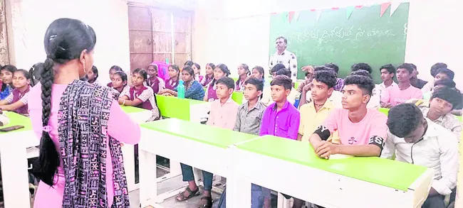 ఉన్నత లక్ష్యంతో చదివితే ఉజ్వల భవిష్యత్‌ 