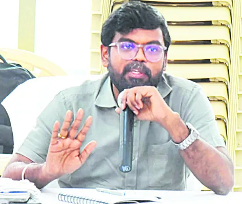 బంగారు కుటుంబాలకు జీవనోపాధి కల్పించాలి 