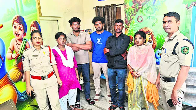 ఉద్యోగాల పేరిట దంపతులకు టోకరా 