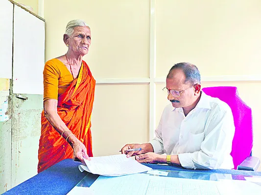 ఇందిరమ్మ ఇంటి కోసం.. చిన్నమ్మ జాగకు ఎసరు 