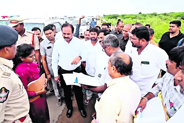 పోలీస్‌స్టేషన్‌ స్థల పరిశీలన 