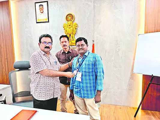 పారా స్విమ్మింగ్‌లో సచివాలయ ఉద్యోగికి రెండు పతకాలు 