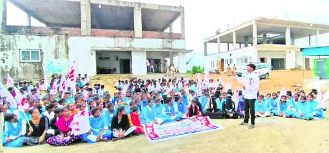 మంత్రి క్యాంపు కార్యాలయం ముట్టడి 