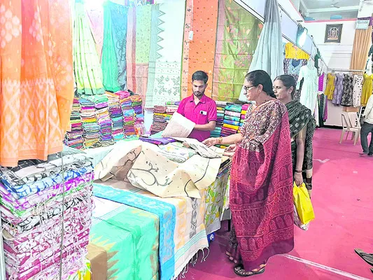 ఆకట్టుకుంటున్న కళా ప్రదర్శన