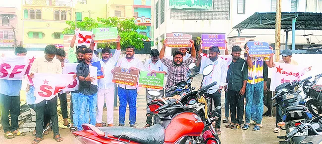 మంత్రి క్యాంపు కార్యాలయం ఎదుట ధర్నా 