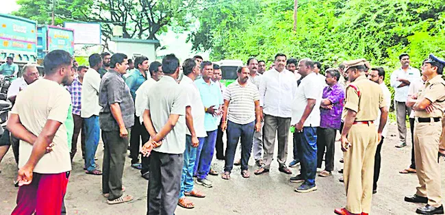 బూడిద లోడింగ్‌ను అడ్డుకున్న లారీ ఓనర్లు 