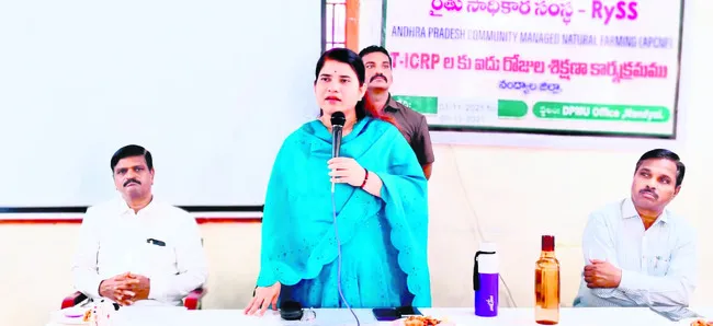 ధర నిర్ణయించే స్థాయికి రైతు ఎదగాలి