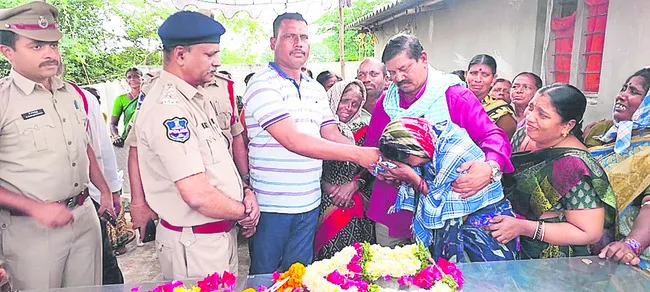 మమ్ముల్ని వదిలి వెళ్లిపోయావా బిడ్డ