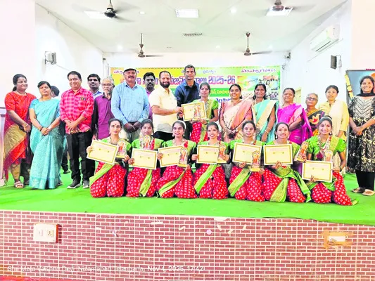 యువత ఆదర్శవంతంగా ఎదగాలి 