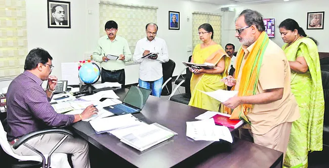 అర్జీలపై ప్రత్యేక దృష్టి సారించండి 
