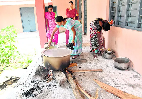 సర్కార్‌ బడికి గ్యాస్‌ కనెక్షన్‌