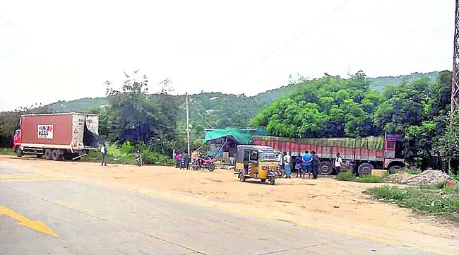 లారీకి బ్రేక్‌ ఫెయిల్‌! 
