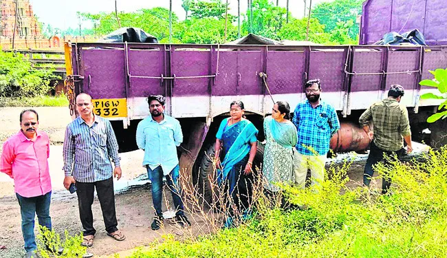 ఎరువుల లోడ్‌ లారీ సీజ్‌ 