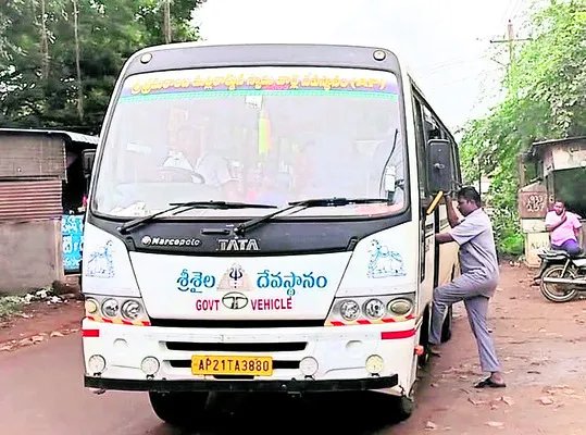 శ్రీగిరి కార్మికులు కస్సు‘బస్సు’