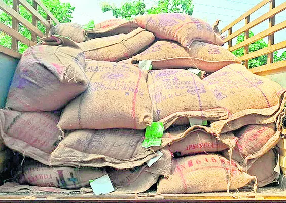 మూడున్నర టన్నుల రేషన్‌ బియ్యం పట్టివేత
