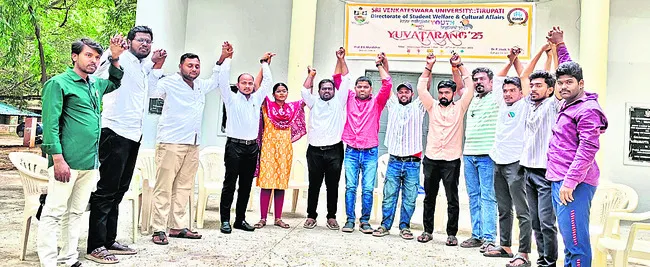 ఆ అధ్యాపకుని తక్షణం తొలగించాలి