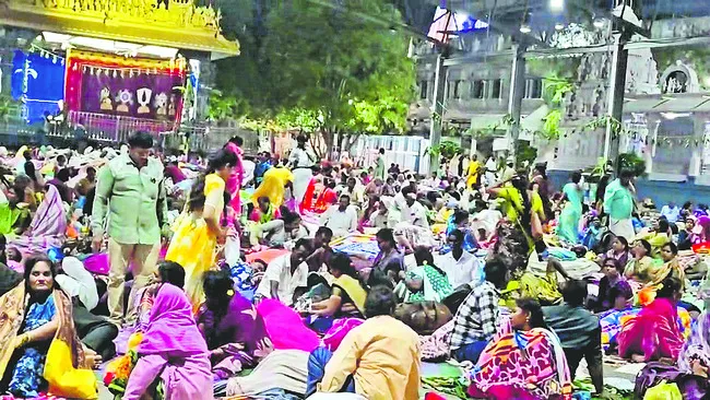 భక్తజన సంద్రమైన రత్నగిరి