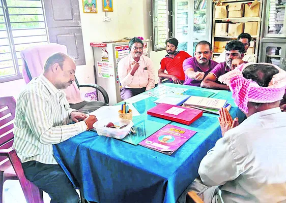 టీచర్‌ సుధాకర్‌పై సస్పెన్షన్‌ వేటు