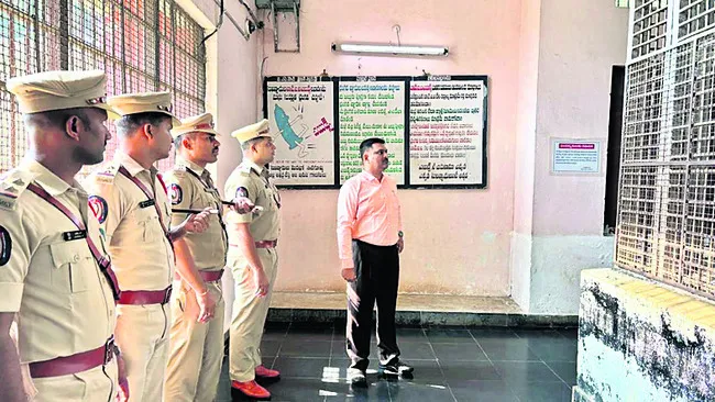 జైలును సందర్శించిన డీఐజీ రవికిరణ్‌ 