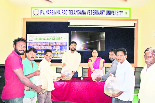 మత్స్య రైతులకు చేప పిల్లల పంపిణీ