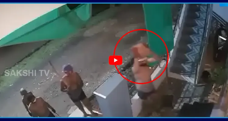 బండరాళ్లతో బద్దలు కొడుతున్నారు.. ఈ చెడ్డీ గ్యాంగ్ చోరీ చూస్తే..