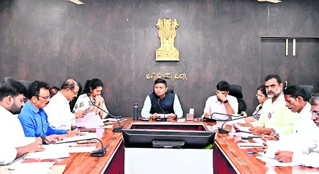 పోలింగ్‌ కేంద్రాల హేతుబద్ధీకరణపై కలెక్టర్‌ సమీక్ష 