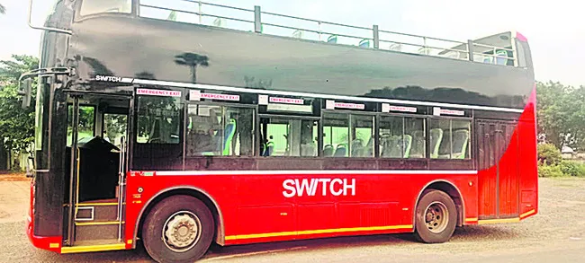 బీచ్‌రోడ్డులో డబుల్‌ డెక్కర్‌ ఓపెన్‌ టాప్‌ బస్‌ 