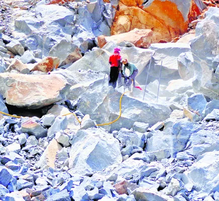 వాళ్లు కట్టరు.. వీళ్లకు పట్టదు! 