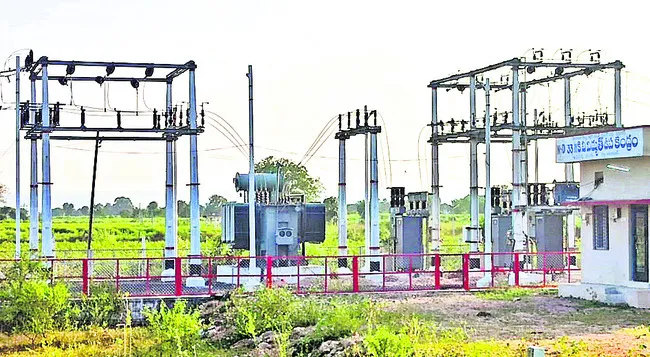 ఆపరేటర్‌ లేక కరెంట్‌ తిప్పలు!