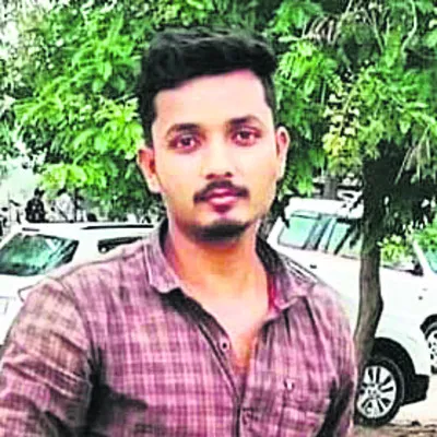 రోడ్డు ప్రమాదంలో  యువకుడు మృతి