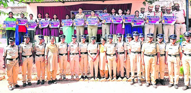 ఆడబిడ్డలకు అండగా.. ‘పోలీస్‌ అక్క’